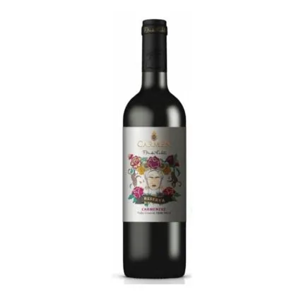 Vino Carmen Frida Kahlo Reserva Carménère 2022, botella oscura con etiqueta de Frida Kahlo y vibrantes flores.