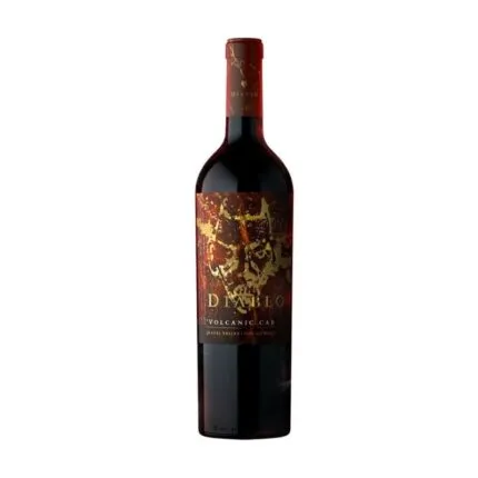 Botella de vino tinto Diablo Volcanic Cab con etiqueta roja y dorada de rostro demoníaco.