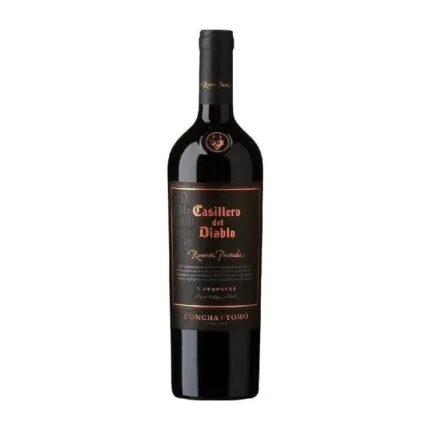 Botella de vino tinto Casillero del Diablo Reserva Privada Carménère de Concha y Toro, Chile.