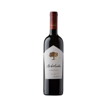 Botella de vino tinto Arboleda Carmenere con etiqueta distintiva de árbol dorado
