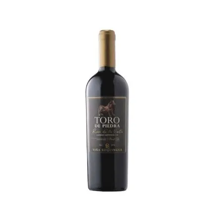 Botella de vino tinto Toro de Piedra Cabernet Sauvignon 2018 de Viña Requingua, con etiqueta oscura y un toro dorado.