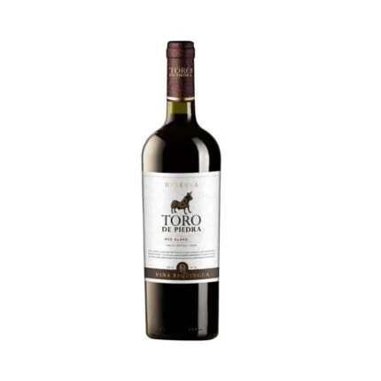 Botella de Vino Toro De Piedra Red Blend Reserva 750cc, de Viña Requingua, con etiqueta blanca y toro, de Valle Central, Chile.