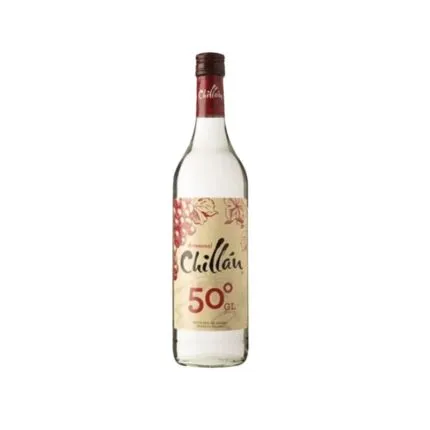 Botella de Aguardiente Chillán 900cc con 50° GL, destilado de grano chileno, etiqueta beige con uvas rojas.