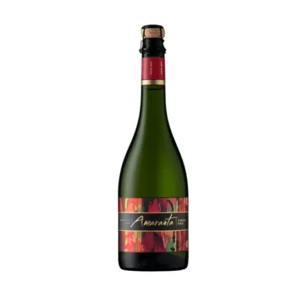 Botella de Espumante Amaranta Demi Sec 750cc con etiqueta colorida de tonos rojos y dorados, fondo verde oscuro.