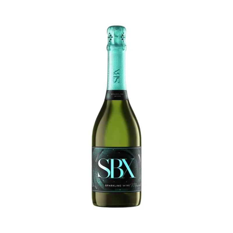 Espumante SBX Moscato 750cc Botella de Espumante SBX Moscato 750cc con etiqueta moderna turquesa, resaltando su frescura y dulzura.