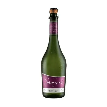 Botella de Espumante Sensus Brut 750cc de Viña Francisco Aguirre con etiqueta morada sobre fondo verde, corcho y alambre.