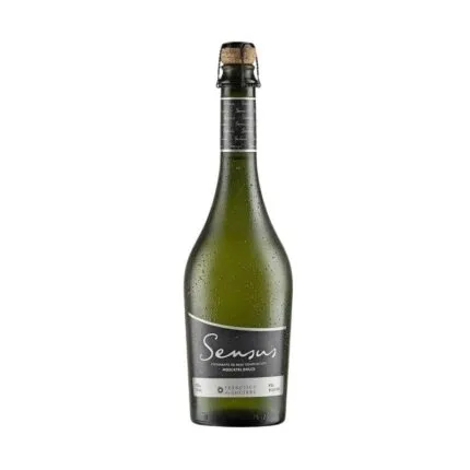 Botella de Espumante Sensus Moscatel Dolce 750cc de Viña Francisco de Aguirre, de color verde y cubierta de condensación, con corcho y etiqueta elegante, lista para servir.