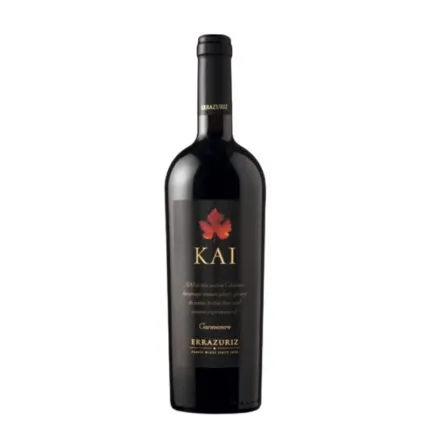 Botella de Vino Errazuriz Kai Carmenere, tinto profundo, etiqueta negra con hoja roja y letras doradas, premium del Valle de Aconcagua.