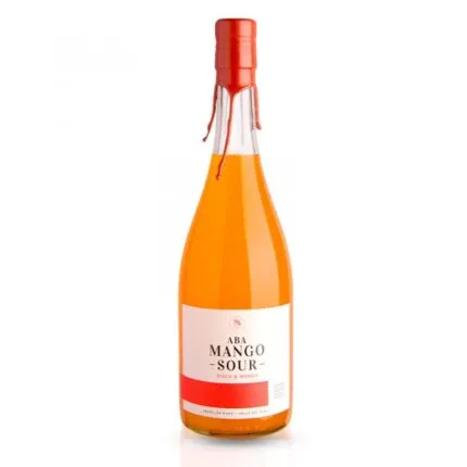 Botella de Aba Mango Sour 750cc con líquido naranja brillante y sello de cera roja, pisco sour de mango del Valle del Elqui.