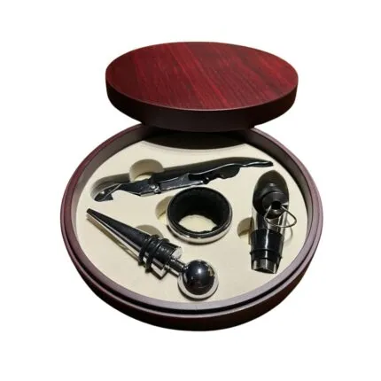 Caja con accesorios para vino en material sintetico tipo madera