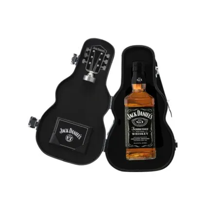 Botella de Jack Daniel's Old No. 7 Tennessee Whiskey dentro de un estuche negro con forma de guitarra, abierta sobre un fondo blanco.