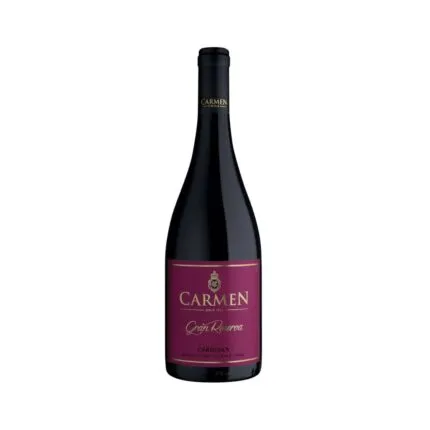 Botella de vino Carmen Gran Reserva Carignan, vino tinto chileno del Valle del Maule con etiqueta púrpura.