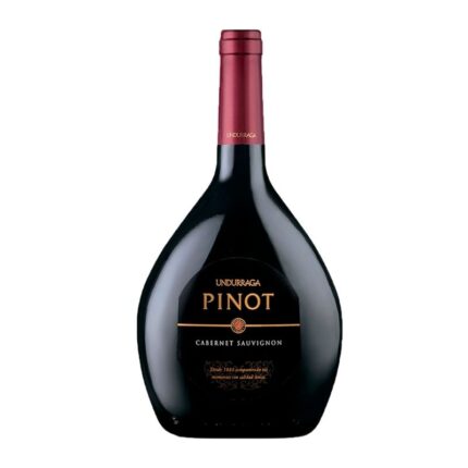 Vino tinto Undurraga Pinot Cabernet Sauvignon en botella negra de diseño único.