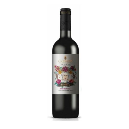 Vino Carmen Frida Kahlo Reserva Carménère 2022, botella oscura con etiqueta de Frida Kahlo y vibrantes flores.
