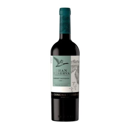 Botella de vino tinto Concha y Toro Gran Reserva Cabernet Sauvignon 2019 con etiqueta verde azulada de pato volando y montañas.