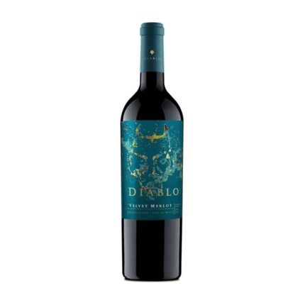 Botella de Vino Diablo Velvet Merlot de 750cc, con etiqueta azul-verdosa y diseño dorado de rostro enigmático, fondo blanco.