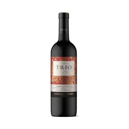 Botella de Vino Trio Reserva Ensamblaje de Concha y Toro, tinto, 750cc, con etiqueta roja y dorada, ideal para maridar.