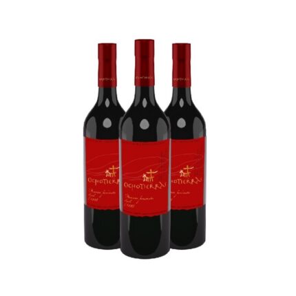 Tres botellas de vino tinto Ocho Tierras con etiquetas rojas.
