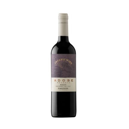 Vino Adobe Merlot Reserva de Emiliana, botella de vino tinto orgánico con etiqueta violeta y dorada, detalle de "Organic Wine".