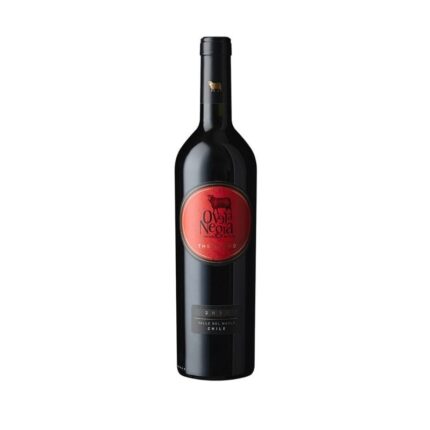 Botella de Vino Oveja Negra The Blend 750cc, tinto de Valle del Maule, Chile, con etiqueta roja y diseño de oveja negra.