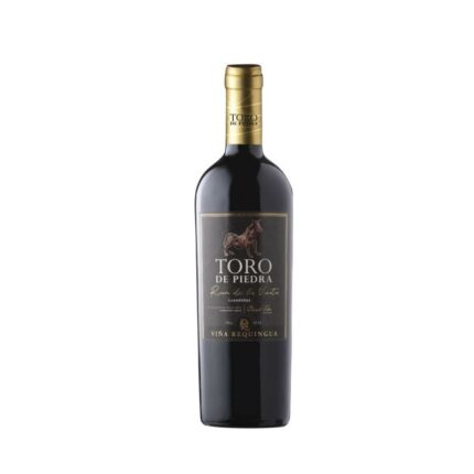 Vino tinto Toro de Piedra Carménère Viña Requingua con etiqueta negra y foil dorado.