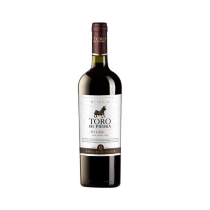 Botella de Vino Toro De Piedra Red Blend Reserva 750cc, de Viña Requingua, con etiqueta blanca y toro, de Valle Central, Chile.