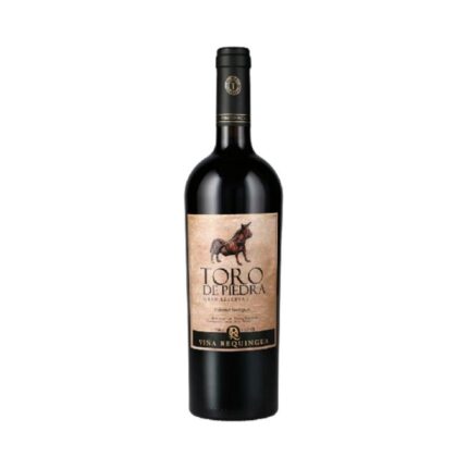 Botella de vino tinto Toro de Piedra Gran Reserva Cabernet Sauvignon de Viña Requingua con ilustración de toro en la etiqueta.