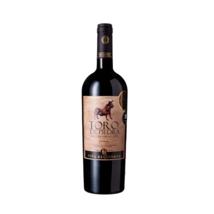 Botella de vino tinto Toro de Piedra Gran Reserva Cabernet Sauvignon 2018 de Viña Requingua, con etiqueta de toro y sello de 90 puntos.