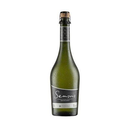 Botella de Espumante Sensus Moscatel Dolce 750cc de Viña Francisco de Aguirre, de color verde y cubierta de condensación, con corcho y etiqueta elegante, lista para servir.