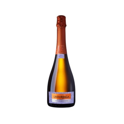 Botella de Espumante Undurraga Sweet Moscato 750cc con etiqueta naranja y morada, líquido dorado y cápsula roja.