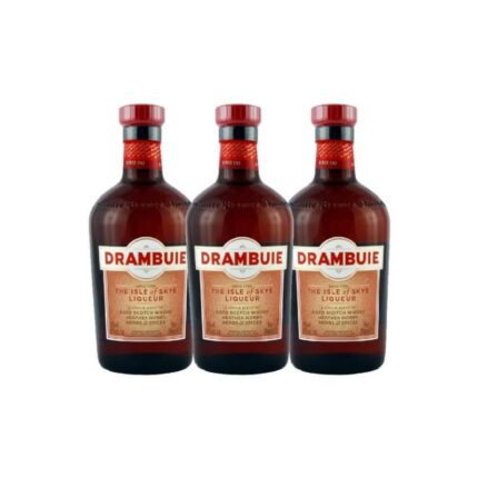 Tres botellas de Licor de Whisky Drambuie 750cc, con etiquetas rojas detallando "The Isle of Skye Liqueur" y base de whisky escocés.