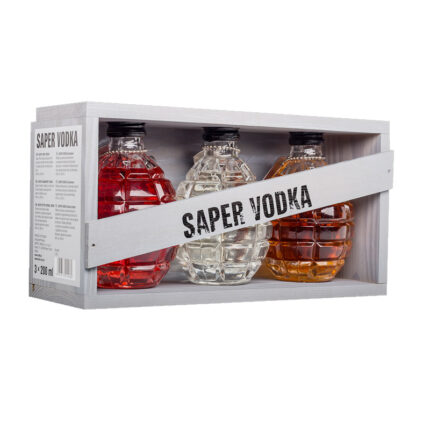 Pack Vodka Saper con tres botellas en forma de granada (pera, arándano, hierbas amargas) en caja de madera.