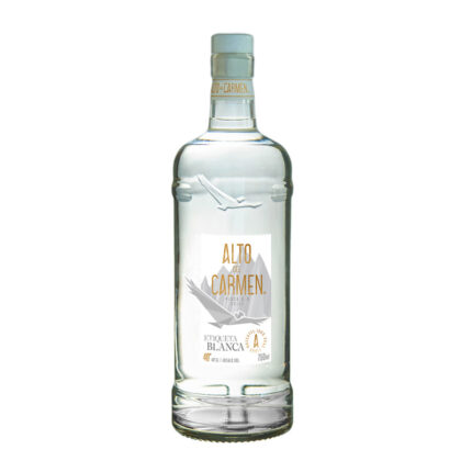 Botella de Pisco Alto del Carmen Etiqueta Blanca 40° de 750ml, transparente con relieve de cóndor y etiqueta blanca dorada.