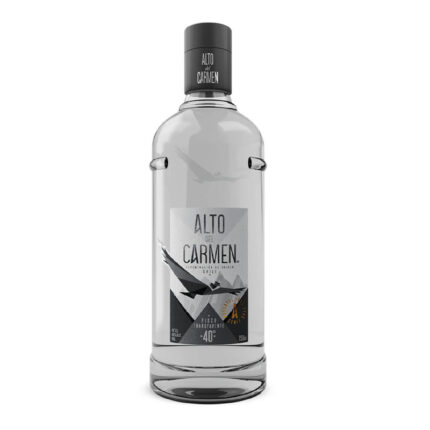 Botella de Pisco Alto Del Carmen Reservado Transparente 40° 750cc con etiqueta de cóndor y montañas, fondo blanco.