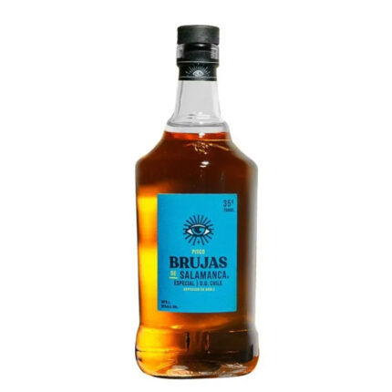 Botella de Pisco Brujas Especial 35° de Salamanca, color ámbar, etiqueta azul con el ojo místico y texto D.O. Chile.