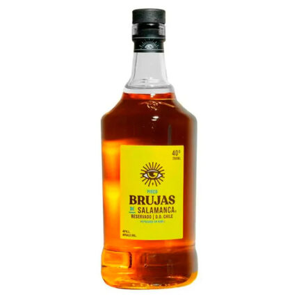 Botella de Pisco Brujas Reservado 40° 700cc, ámbar, con etiqueta amarilla y ojo místico, sobre fondo blanco.