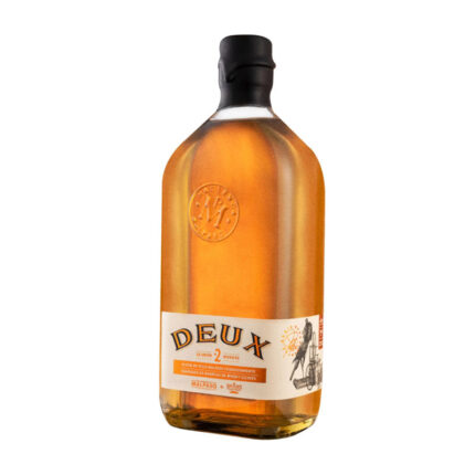 Botella de Pisco MalPaso Deux 750cc, blend de pisco chileno y whisky escocés, con líquido ámbar y etiqueta distintiva.