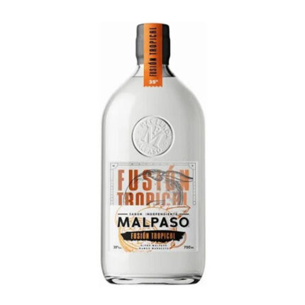Botella de Pisco MalPaso Fusion Tropical 35° 750cc, líquido transparente, con etiqueta blanca y detalles naranjas de mango y maracuyá.