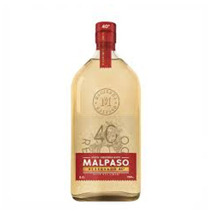 Botella de Pisco MalPaso Reservado 40° de 750cc, líquido ámbar claro, etiqueta roja y sello dorado, fondo blanco.