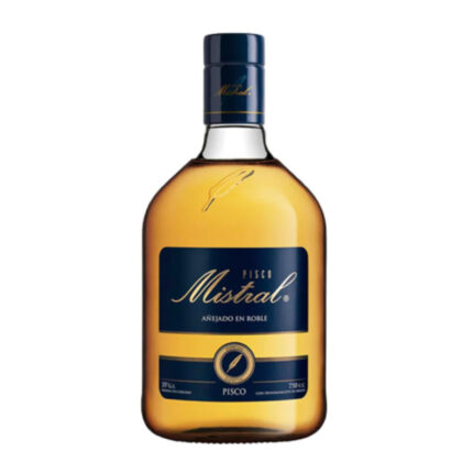 Botella de Pisco Mistral Especial 35° de 750cc, añejado en roble, con etiqueta azul y líquido dorado.