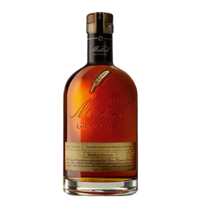 Botella de Pisco Mistral Gran Nobel Reserva Privada 40° 700cc, licor añejado en roble, color ámbar, etiqueta elegante con pluma dorada.