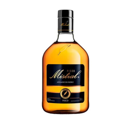 Botella de Pisco Mistral Gran Pisco 46° 750cc, añejado en roble, con etiqueta negra y letras doradas, sobre fondo blanco.