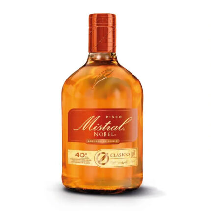 Botella de Pisco Mistral Nobel Clásico 40° de 750cc, añejado en roble, con etiqueta roja y líquido dorado.