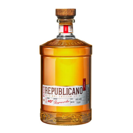 Pisco Republicano Reservado Envejecido 40° en botella de vidrio con tapón de madera y líquido ámbar dorado.