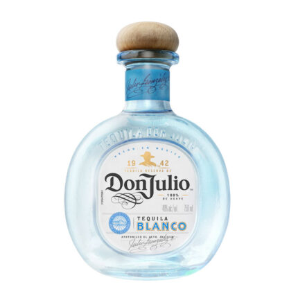 Botella de Tequila Don Julio Blanco 750cc, cristalina con corcho de madera, agave puro de Jalisco.
