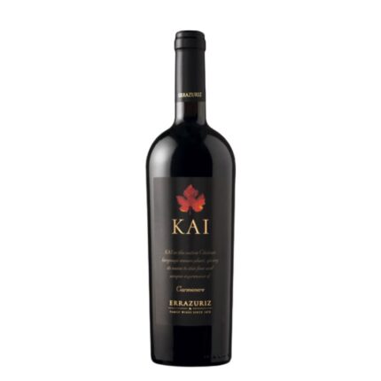 Botella de Vino Errazuriz Kai Carmenere, tinto profundo, etiqueta negra con hoja roja y letras doradas, premium del Valle de Aconcagua.