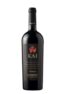 Botella de Vino Errazuriz Kai Carmenere, tinto profundo, etiqueta negra con hoja roja y letras doradas, premium del Valle de Aconcagua.