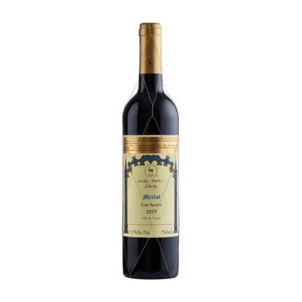 Botella de Vino Miguel Torres Merlot Gran Reserva 2019 del Valle de Curicó, Chile, con etiqueta dorada y malla protectora.