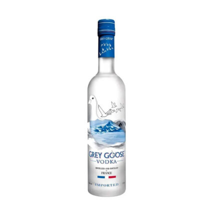 Botella de Vodka Grey Goose 750cc, cristalina, con etiqueta de gansos en vuelo y bandera francesa, sobre fondo blanco.