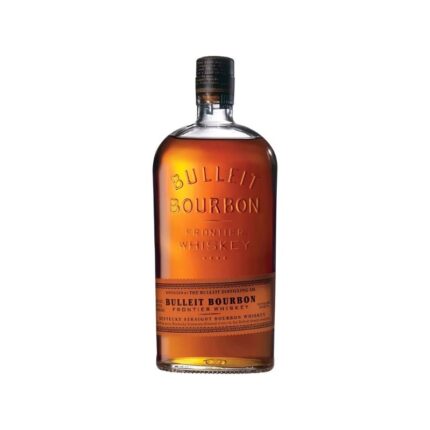 Botella de Whisky Bulleit Bourbon Frontier Whiskey de 750cc con etiqueta grabada en vidrio y líquido ámbar.